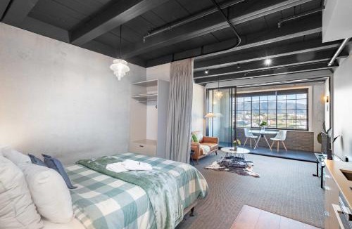 Petone Apartment | Cozy Studio - Private Balcony Bath and Tub