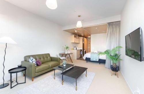 Petone Apartment | Petone Studio - Balcony Bath Tub Sleeps 2