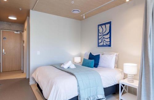 Petone Apartment | Petone Studio - Balcony Bath Tub Sleeps 2
