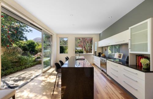 Arrowtown House | Arrowtown Home near Golf, Biking & Walking Trails