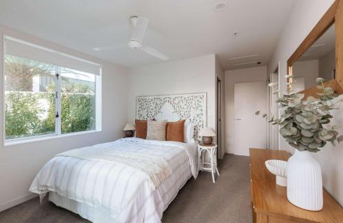 Mount Maunganui Apartment | Sunny Courtyard Dreaming Downtown with Pool & Gym