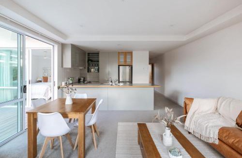 Mount Maunganui Apartment | Sunny Courtyard Dreaming Downtown with Pool & Gym