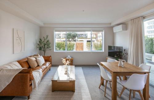 Mount Maunganui Apartment | Sunny Courtyard Dreaming Downtown with Pool & Gym