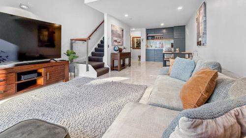 Parnell Apartment | Parnell Escape l Enormous Loft Apartment l Shops