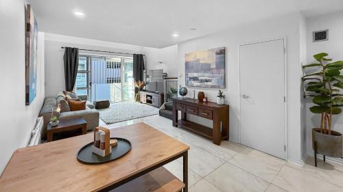 Parnell Apartment | Parnell Escape l Enormous Loft Apartment l Shops