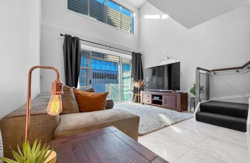 Parnell Apartment | Parnell Escape l Enormous Loft Apartment l Shops