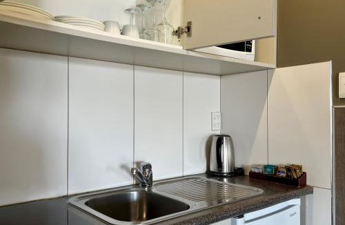 Mangere Hotel | Airport Manor Inn
