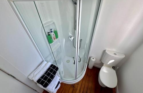 Waikanae House | Waikanae Olde Beach Palm Cottage 2 min to Beach