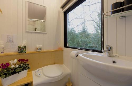 Herbert House | Cosy Dell by Tiny Away