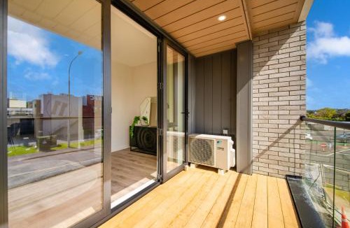 Takapuna House | Lakewalk Retreat Luxe 3BR Home Near Lake and Beach