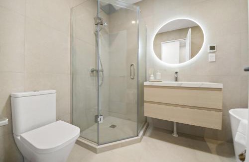 Takapuna House | Lakewalk Retreat Luxe 3BR Home Near Lake and Beach
