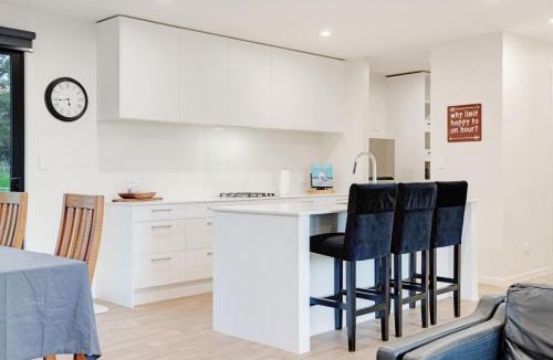 Bombay House | Stunning Modern Hillside Haven near Pukekohe