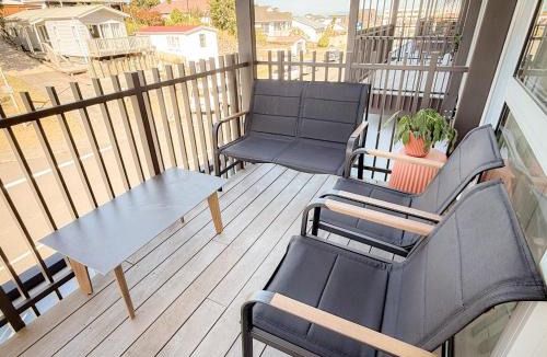 Paraparaumu Beach Apartment | Modern 3Bdr 2bath Apartment Beach Golf Shops Relax