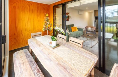 Christchurch City Centre Apartment | Modern Bright 2BR With Balcony & Hagley Park Outlook