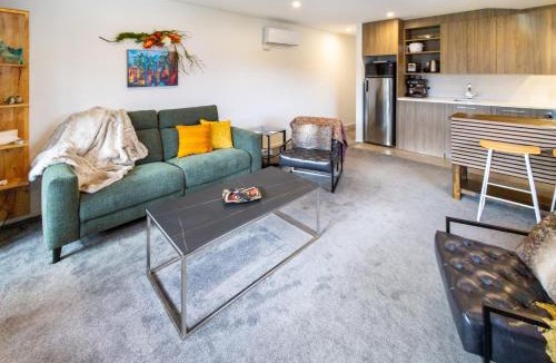 Christchurch City Centre Apartment | Modern Bright 2BR With Balcony & Hagley Park Outlook