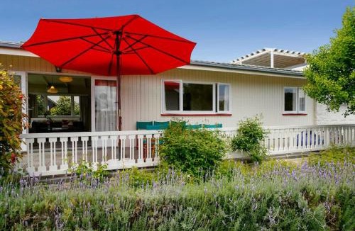 Rainbow Point House | Kiwiana Cottage 1 minute walk to the lake