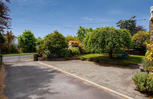 Rainbow Point House | Kiwiana Cottage 1 minute walk to the lake