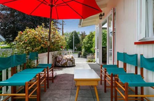 Rainbow Point House | Kiwiana Cottage 1 minute walk to the lake