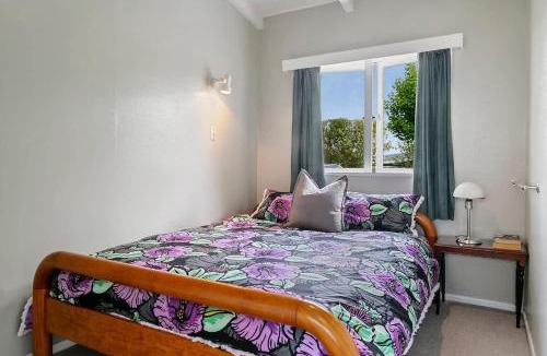 Rainbow Point House | Kiwiana Cottage 1 minute walk to the lake