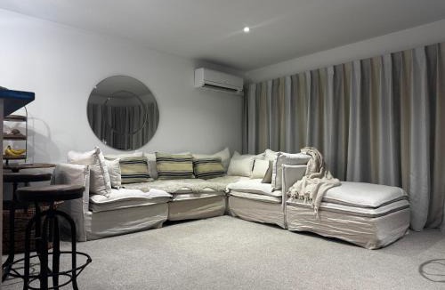 Mount Maunganui Apartment | Modern Beach Apartment with Pool & Location