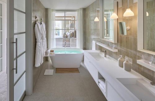 Queenstown Hotel | ROKI Collection