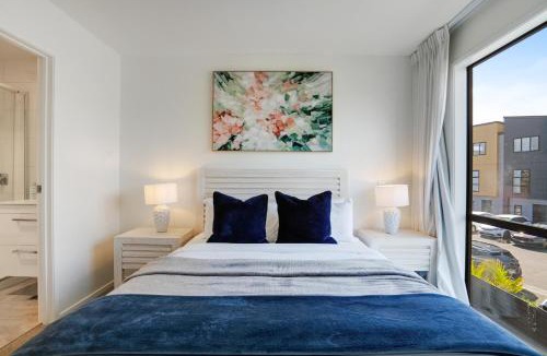 Auckland House | Huntington Townhouse with Patio and Parking