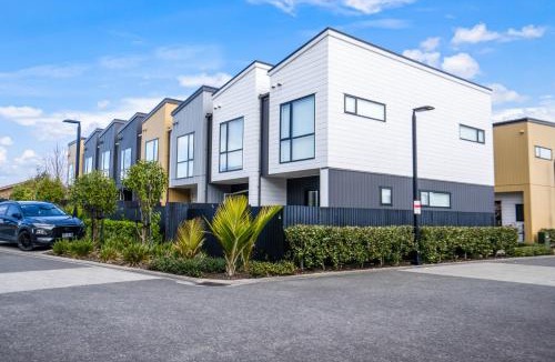 Auckland House | Huntington Townhouse with Patio and Parking
