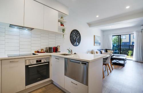 Auckland House | Huntington Townhouse with Patio and Parking