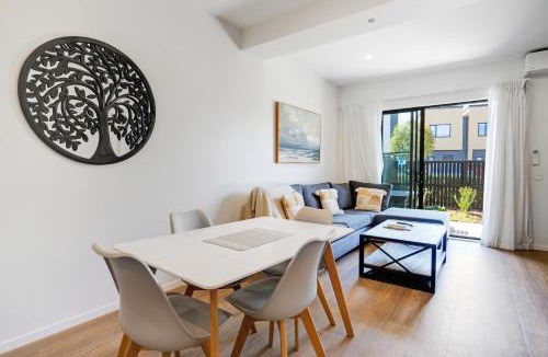 Auckland House | Huntington Townhouse with Patio and Parking