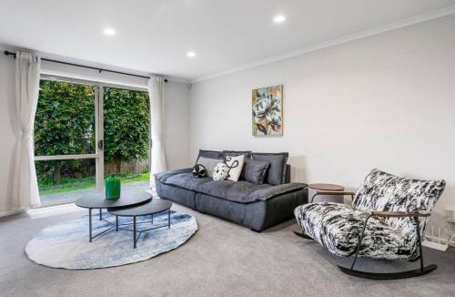 Oteha House | Modern 4BR Home near Albany and Browns Bay Beach