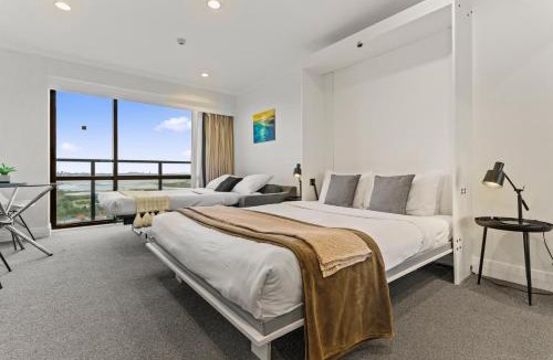 Takapuna Apartment | Skyline Sojourn Studio with Parking and Sea Views