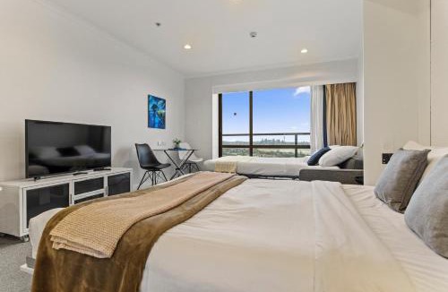 Takapuna Apartment | Skyline Sojourn Studio with Parking and Sea Views