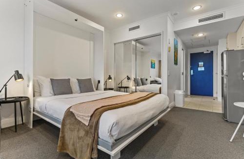 Takapuna Apartment | Skyline Sojourn Studio with Parking and Sea Views