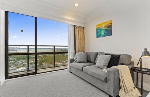 Takapuna Apartment | Skyline Sojourn Studio with Parking and Sea Views
