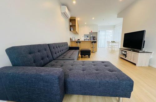 Lower Hutt Apartment | Hutt Central Modern 3-Bedroom,3- Bathroom House with Patio and Carpark- 15 Mins to Wellington CBD