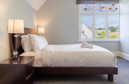 Fendalton Apartment | Grand 5BR Villa in Fendalton - Walk to Hagley Park