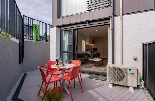Albert Town House | Explore Wanaka - Mountain Views, Riverside Locale Townhouse