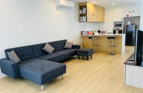 Lower Hutt Apartment | Hutt Central Modern 3-Bedroom,3- Bathroom House with Patio and Carpark- 15 Mins to Wellington CBD