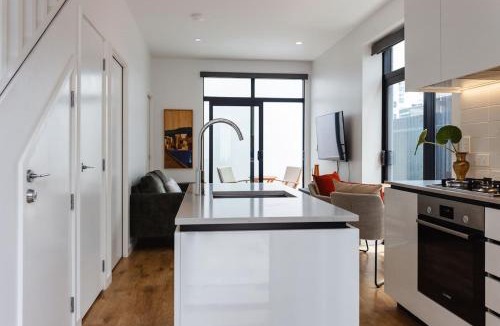 Te Aro Apartment | Chic 2BR Apartment - Secure Gated Complex in CBD