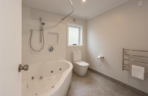Mangere Hotel | BKs Pioneer Motel