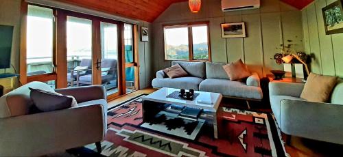 Tuateawa House | The Rock