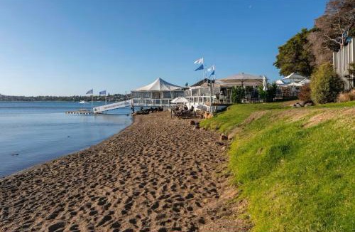 Two Mile Bay House | Walk to Lake Taupō and Sail Club