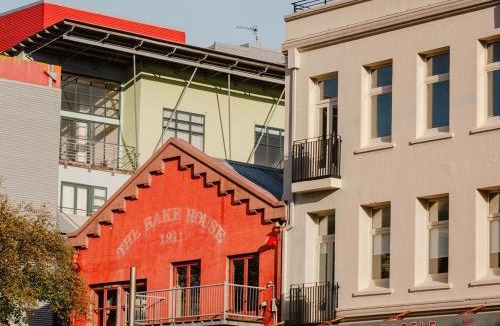 Te Aro Apartment | Urban Chic Townhouse - 2BR Modern Industrial Vibe