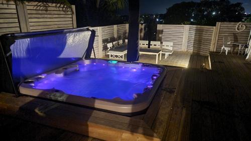 Murrays Bay Bed & Breakfast | Paradise on the Shore Auckland with large Spa Pool
