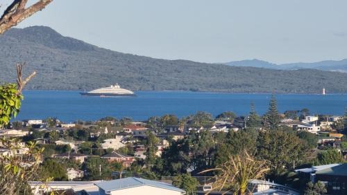 Murrays Bay Bed & Breakfast | Paradise on the Shore Auckland with large Spa Pool