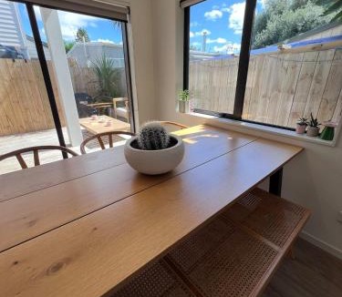 Te Atatu Peninsula House | Spacious and Modern - 12 minute drive from CBD!