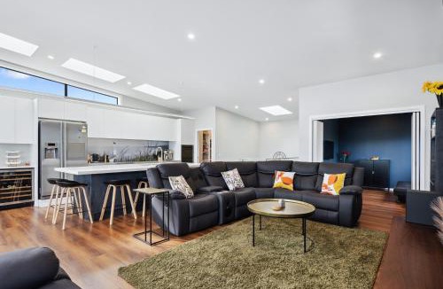 Raumati South House | Seabreeze Retreat - Paraparaumu Holiday Home