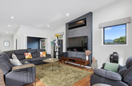 Raumati South House | Seabreeze Retreat - Paraparaumu Holiday Home