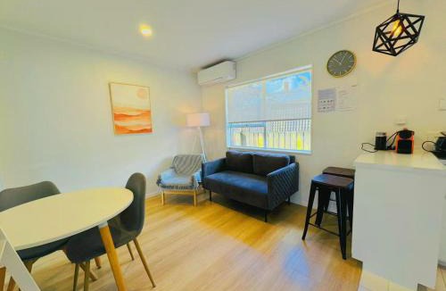 Mount Eden Apartment | Bright Eden Park two bed townhouse private parking