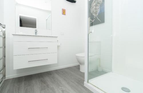 Raglan House | Pineapple Palace Studio